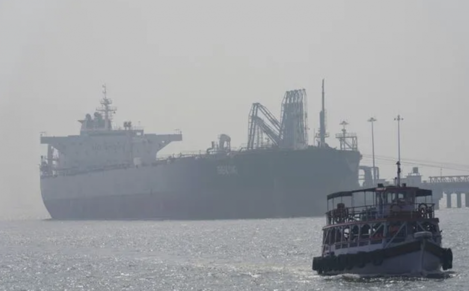 Αναφορές για πυροβολισμούς σε εμπορικά πλοία στα Στενά του Ορμούζ