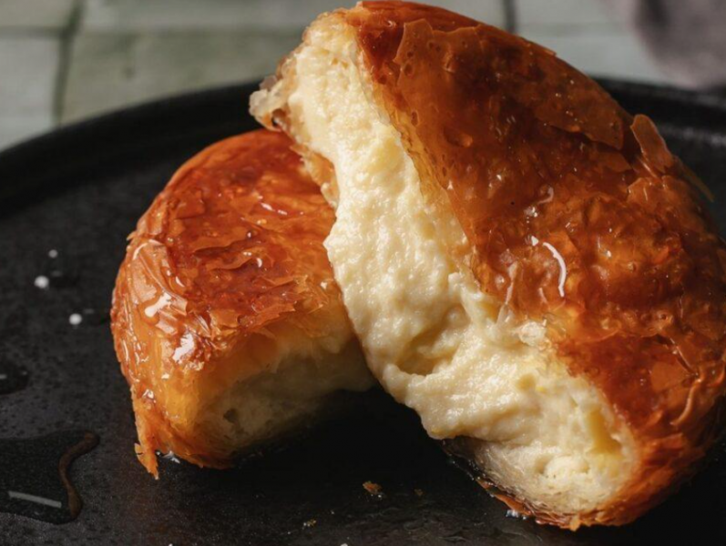 Ανεβαίνουν από Αθήνα μόνο γι’ αυτό: Η φρενίτιδα για το καραμελωμένο γαλακτομπούρεκο Κατερίνης δεν σταματά