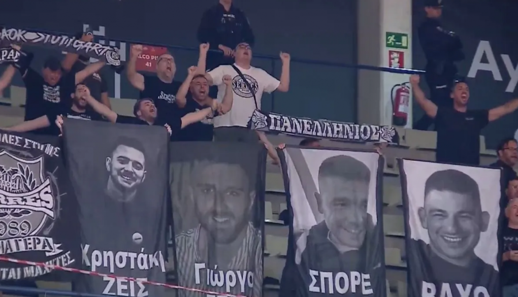 Σήκωσαν πανό για τους αδικοχαμένους φίλους της ομάδας οι οπαδοί του ΠΑΟΚ μετά την πρόκριση