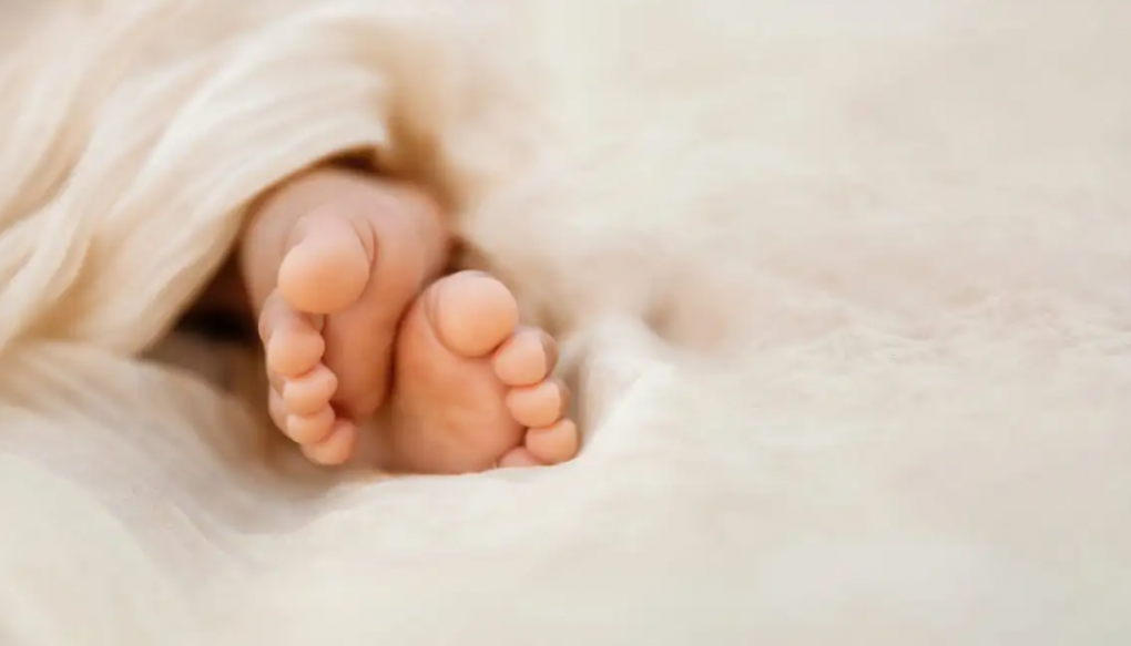 Ηλεία: Τρεις μήνες έκαιγαν, δάγκωναν και χτύπαγαν το 10 μηνών βρέφος – «Φοβόμουν τον σύντροφό μου»