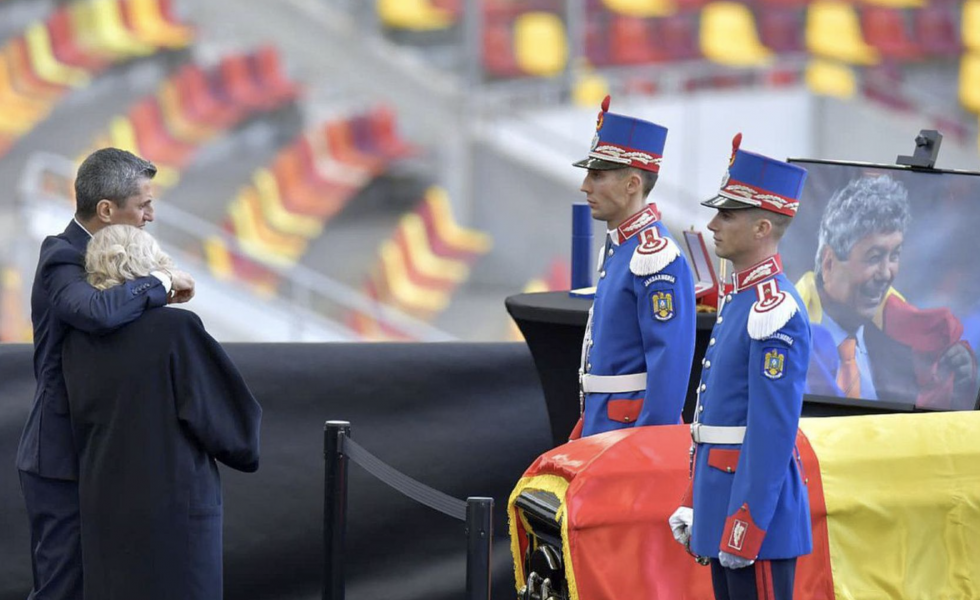 Όρθιος για όλους: Ο Ραζβάν μπροστά στον πόνο και την ιστορία