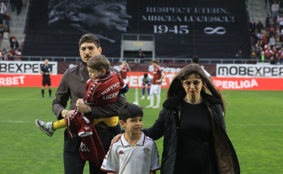 Η Ραπίντ Βουκουρεστίου δεν ξέχασε τον θρυλικό Μιρτσέα - Περιβραχιόνια, μπλούζες και... αιώνιο σεβασμό (pics)