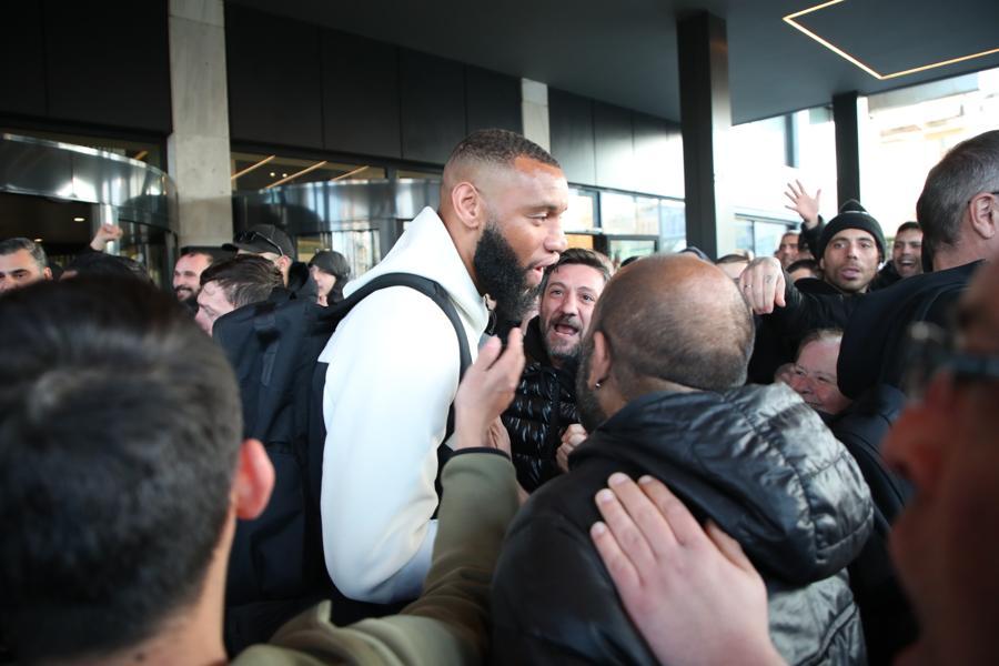 Οπαδοί της ΑΕΚ στο ξενοδοχείο, «ντόπαραν» ψυχολογικά την ομάδα! (pics)