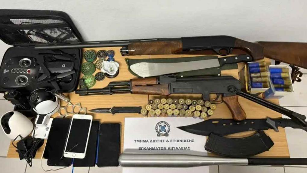 Αίγιο: Συλλήψεις για την άγρια επιδρομή σε καφετέρια - Όπλα, ματσέτα και σιδερογροθιά στα σπίτια τους