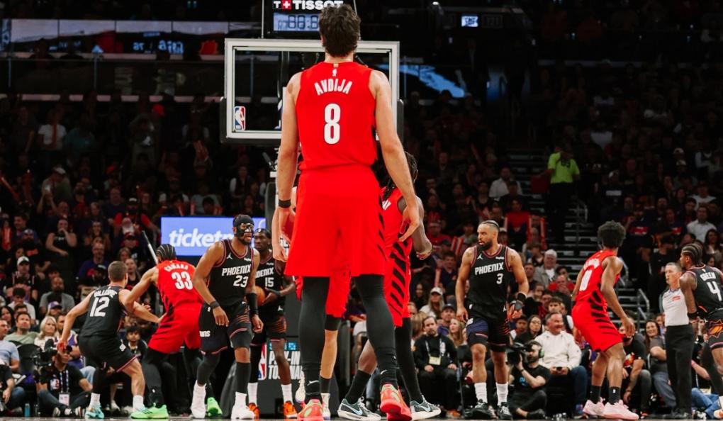 Νίκη και πρόκριση των Μπλέιζερς στο Φοίνιξ (vid)