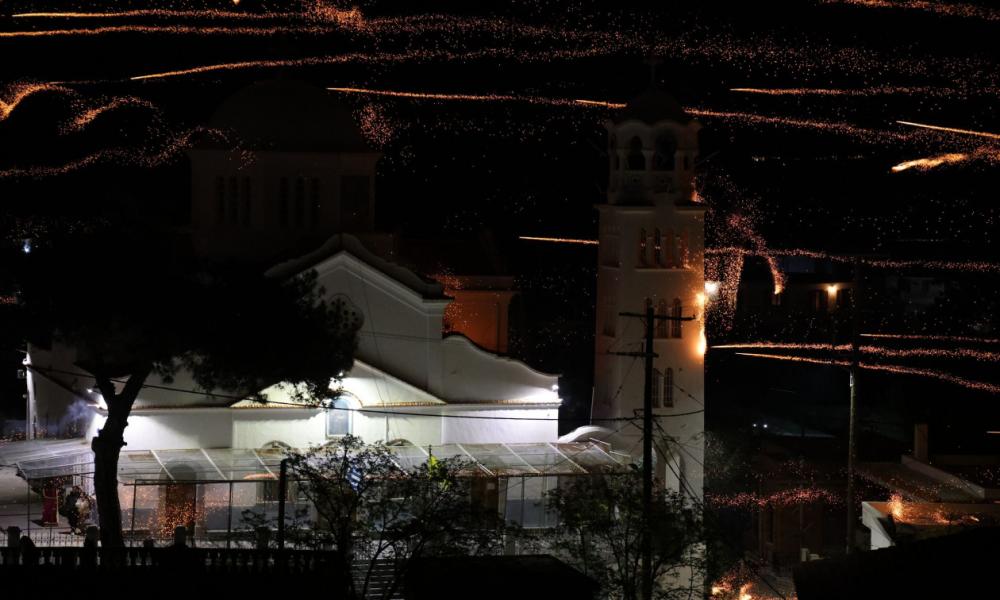 Ρουκετοπόλεμος στο Βροντάδο Χίου: Τηρήθηκε το πατροπαράδοτο έθιμο με τον «πόλεμο» των δύο ενοριών (vid)