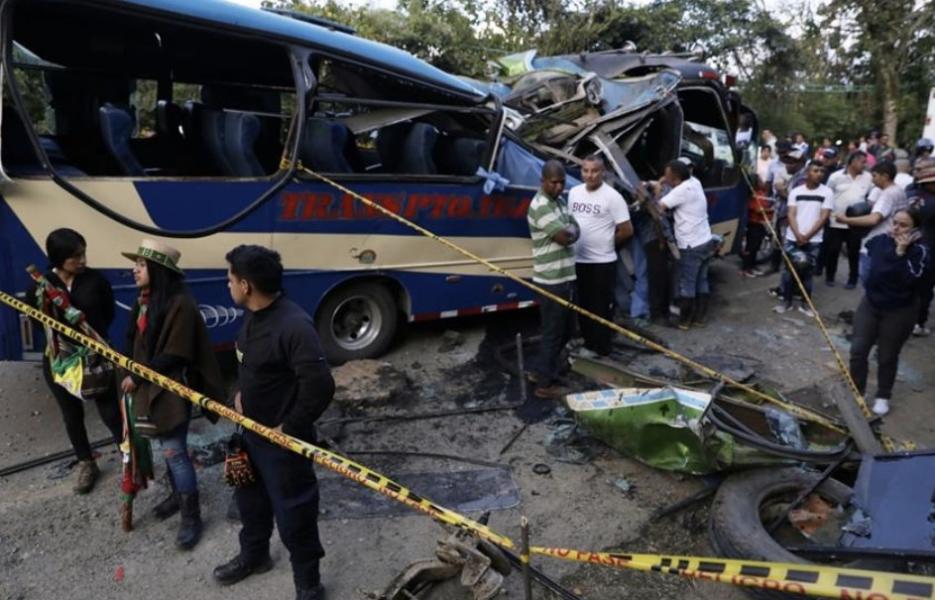 Κολομβία: 14 νεκροί μετά από βομβιστική επίθεση σε λεωφορείο - Άνοιξε κρατήρας στον δρόμο