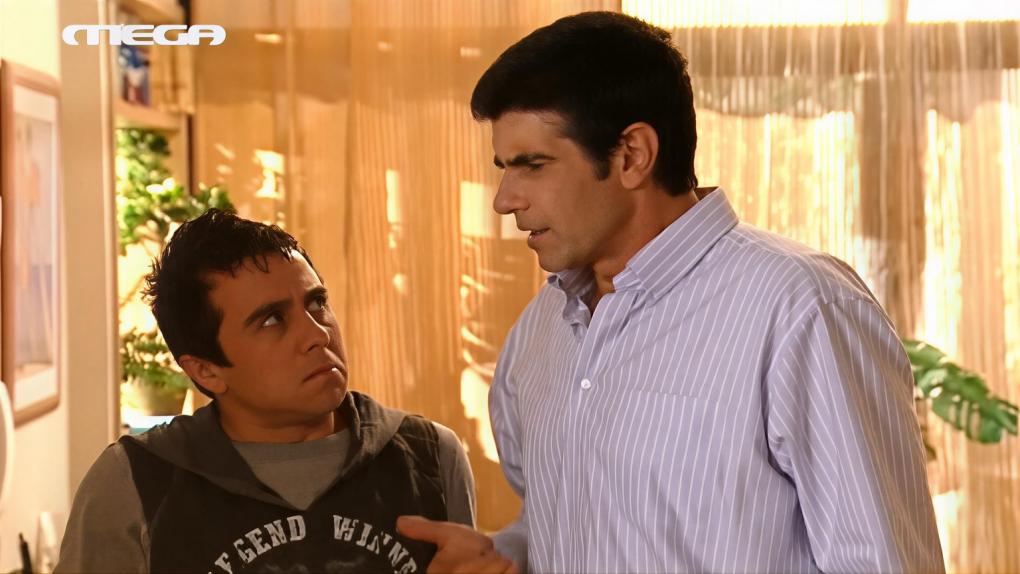 Τον γονάτισε ο Τσαλταμπάσης: Η σκηνή απ’ το «Ευτυχισμένοι μαζί» που σταμάτησε απ’ το νευρικό γέλιο του Μπέζου