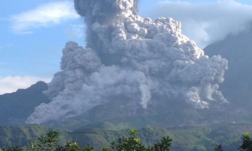 Πανικόβλητοι πεζοπόροι έτρεχαν να σωθούν από ξαφνική έκρηξη ηφαιστείου στη Γουατεμάλα