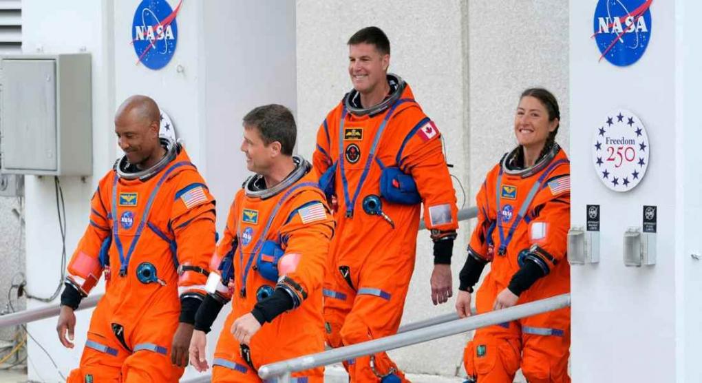 Artemis II: Γιατί οι διαστημικές στολές που φορούν οι αστροναύτες είναι πορτοκαλί - Πού χρησιμοποιούνται οι λευκές