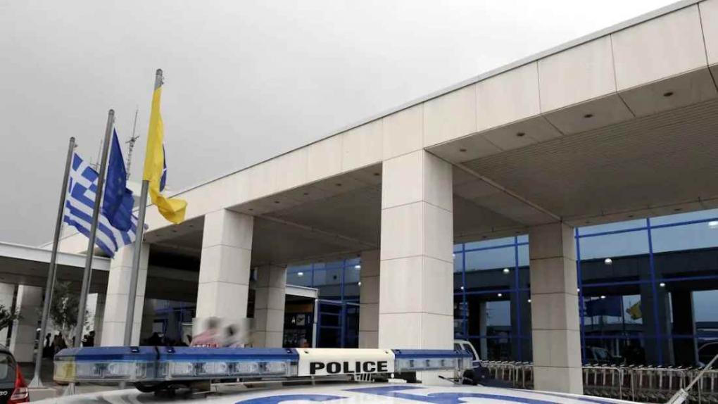 Χειροπέδες σε 40χρονο αλλοδαπό στο «Ελευθέριος Βενιζέλος», καταζητείτο με ευρωπαϊκό ένταλμα για διακίνηση μεταναστών