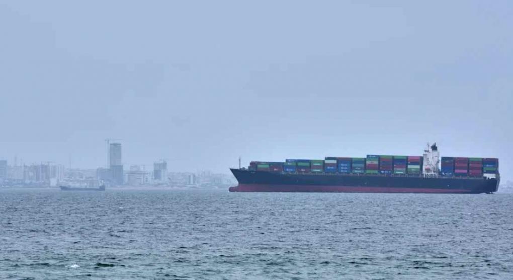 Θρίλερ στα κλειστά Στενά του Ορμούζ - Μετά τα ιρανικά πυρά σε δύο πλοία