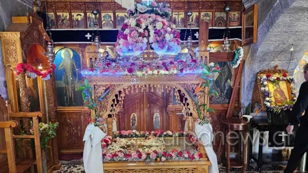 Χανιά: Δίχασε ο υψηλής τεχνολογίας και πολύχρωμος επιτάφιος – Έβαλαν λαμπάκια led στον τρούλο του