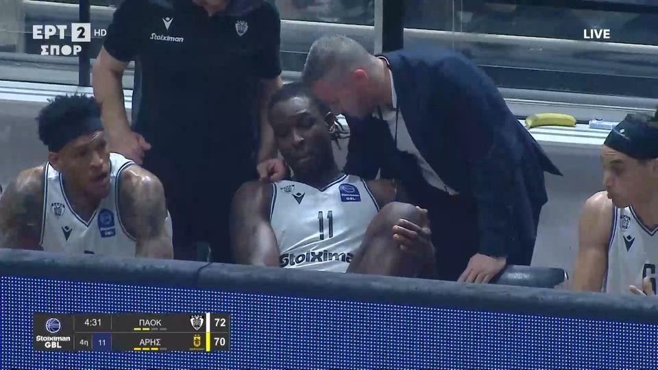 Ο Ομορούγι αποσύρεται στον πάγκο με εμφανή δυσφορία μετά από άσχημη πτώση στο παρκέ (vid)