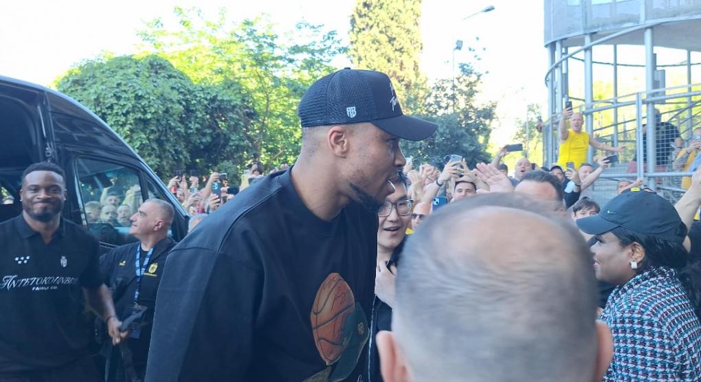 Τρέλα στο Παλέ για Γιάννη, Σιάο, Θανάση και μαμά Αντετοκούνμπο (vid)