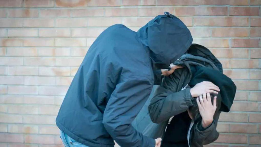 Αίγιο: Προφυλακιστέος για τον άγριο ξυλοδαρμό Ρομά, «του έριξε 22 κλωτσιές στο πρόσωπο»