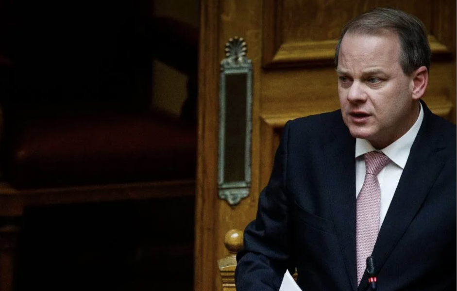 Η παραίτηση άργησε τρία χρόνια...