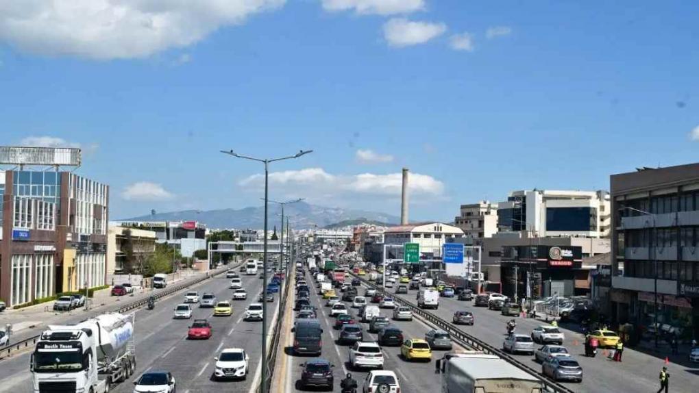 Κίνηση: Αδειάζει η Αθήνα για το Πάσχα – Μεγάλη έξοδος εκδρομέων με μποτιλιάρισμα σε δρόμους, λιμάνια και ΚΤΕΛ