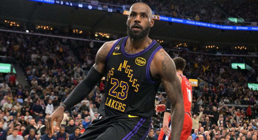 Συνεχίζει να «γράφει» ιστορία o Λεμπρόν: 4ος σε τρίποντα με τους Λέικερς στα play-offs