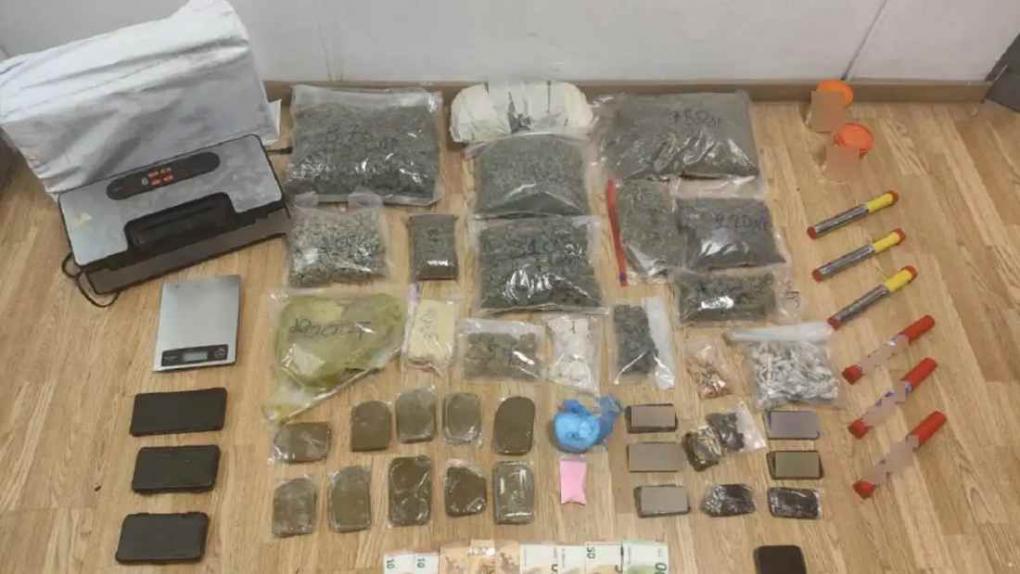 Χειροπέδες σε 27χρονο που παρέλαβε ταχυδρομικό δέμα με 2 κιλά χασίς