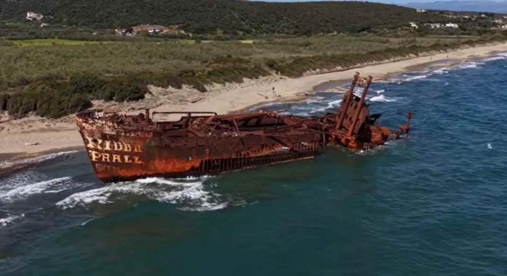 Καταρρέει το ναυάγιο «Δημήτριος» στο Γύθειο - Δείτε βίντεο με τη σημερινή εικόνα του εμβληματικού πλοίου