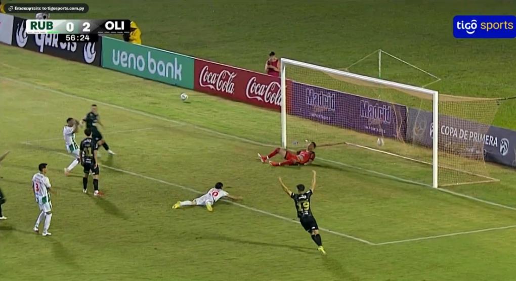 Τρομερό γκολ στην Παραγουάη: Ο Φερέιρα σκόραρε μετά από χαμένο πέναλτι, όταν η μπάλα κόντραρε στο πρόσωπό του (vid)