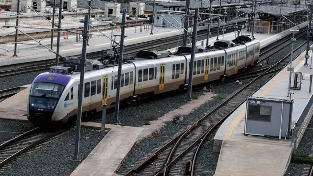 Πάτρα: Τρένο έπεσε σε αυτοκίνητο που ήταν παρκαρισμένο στις γραμμές