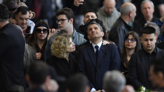 Δυνατές στιγμές στην Arena Nationala: «Λύγισε» ο Ραζβάν Λουτσέσκου στο «αντίο» του Μιρτσέα (vid)