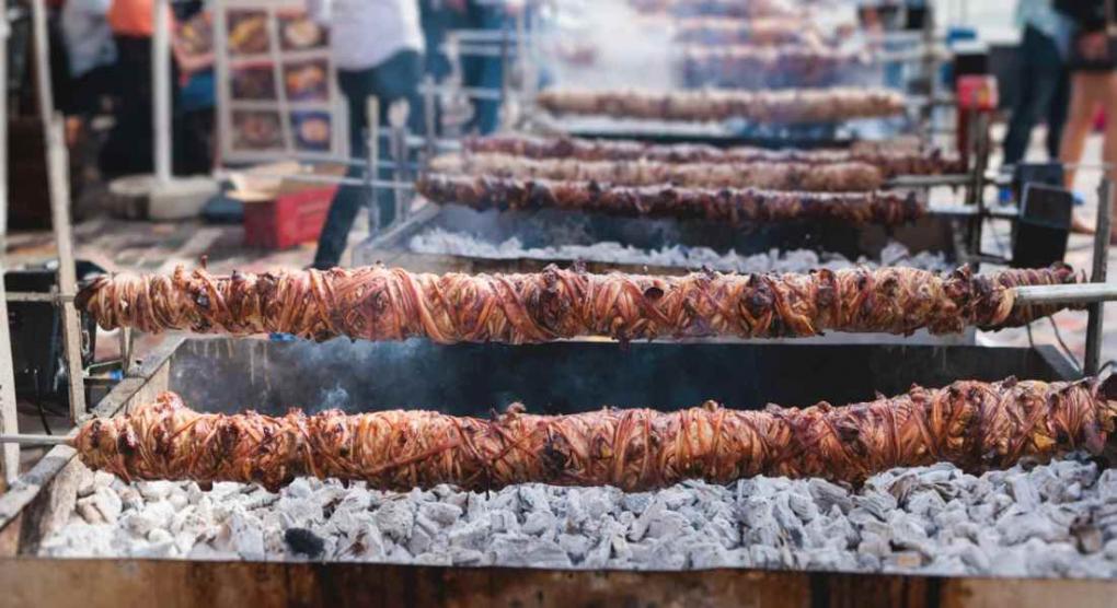 Πέντε μέρη με λαχταριστά σουβλιστά και ψητά για να απολαύσετε το Πάσχα στην Αθήνα