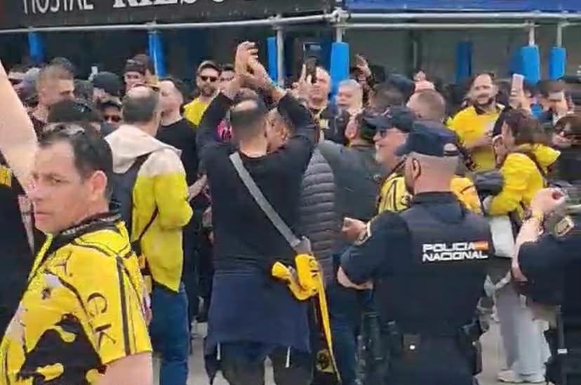 Στο σημείο συνάντησης ο κόσμος της ΑΕΚ κάνει... χαμό πριν το Βαγιέκας! (vid)