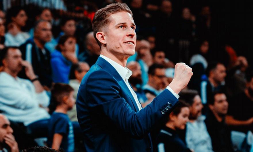 Κέρδισε την Βίρτους και έγραψε ιστορία ο 28ρονος προπονητής της Παρί, Τζούλιους Τόμας