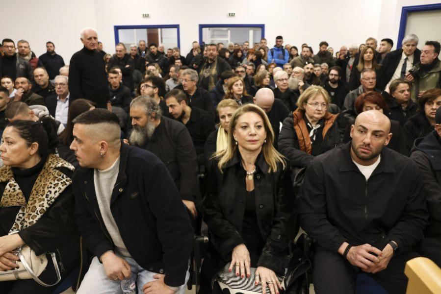 Συνεχίζεται η δίκη για τα Τέμπη: Διορθωτικές κινήσεις μετά το μπάχαλο και ισχυρή παρουσία αστυνομίας