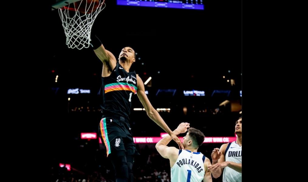 Ο Πουλακίδας σκέφτηκε να… κόψει τον Ουεμπανιάμα αλλά ήταν αδύνατο! (vid)