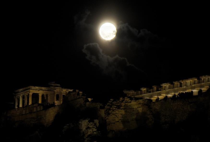Πανσέληνος Μαΐου: Σήμερα το υπερθέαμα της «Μπλε Σελήνης» - Τι ώρα θα τη δούμε