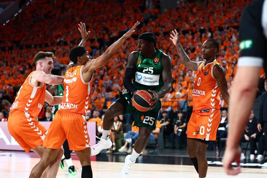 Με 29-8 βολές έκλεισε το Game 5, κράτησαν το σερί με τον Ναν στο 0 οι διαιτητές