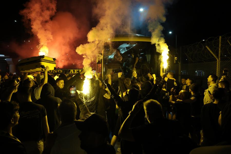 Αποθέωση και στο «Ελ. Βενιζέλος» για την αποστολή της ΑΕΚ (pics)