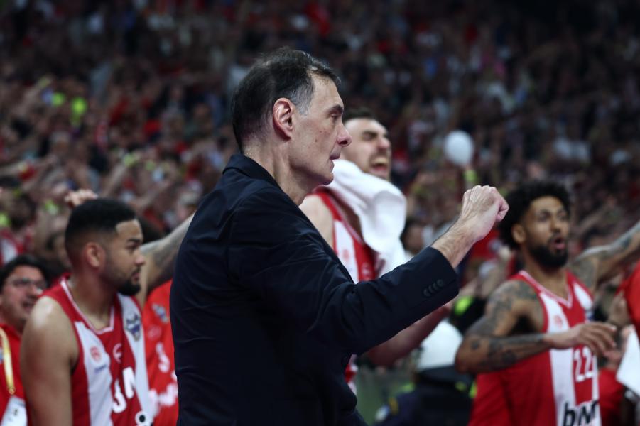 Φίλοι του Ολυμπιακού πέταξαν στον αέρα τον Μπαρτζώκα (vid)
