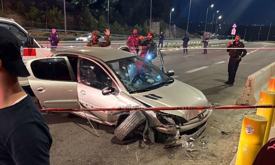 Όχημα εμβόλισε Ισραηλινούς στη Δυτική Όχθη – Μάχη για τη ζωή δύο τραυματιών, νεκρός ο δράστης