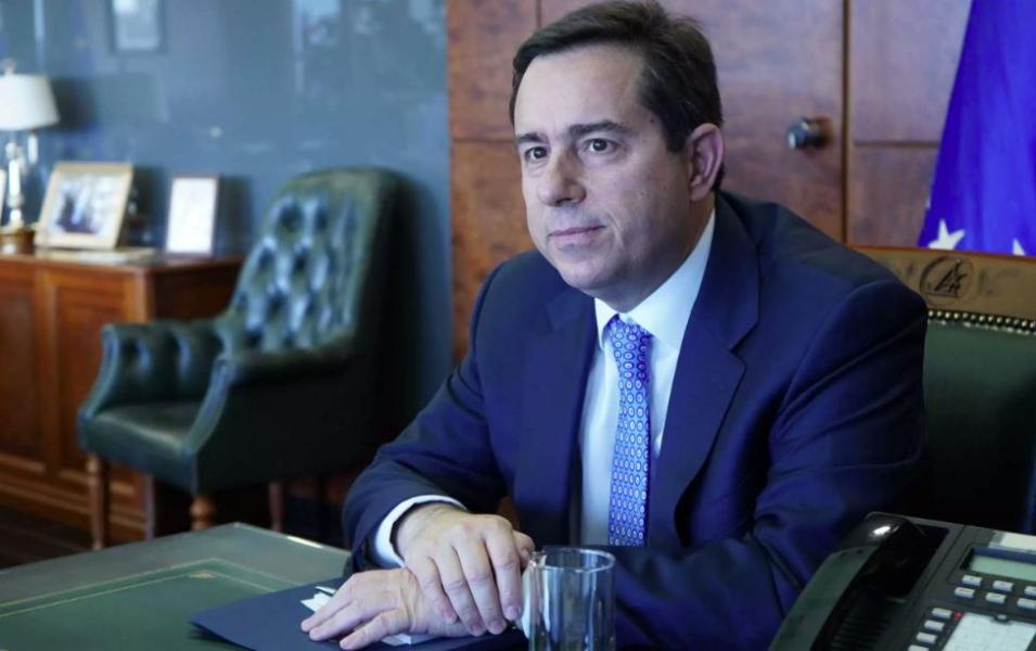 Τα φυλλάδια του Μηταράκη που δεν... κρατιέται και στο «σκοτάδι» με το ουκρανικό drone