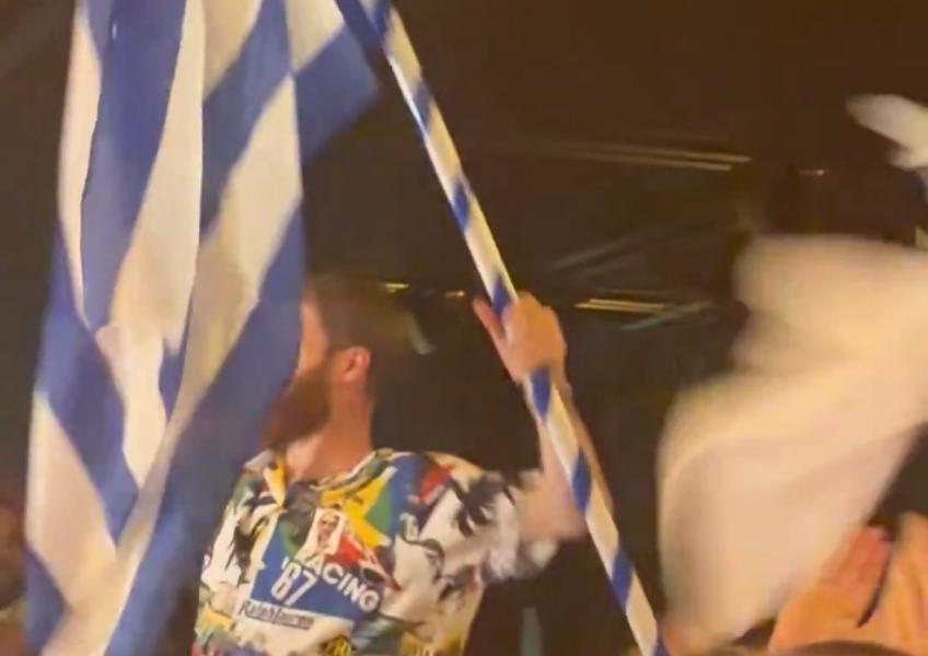 Ο Γουόκαπ γιόρτασε στο δείπνο του Ολυμπιακού κουνώντας την ελληνική σημαία (vid)