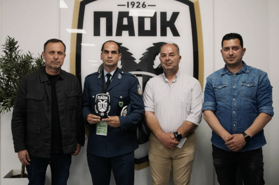 O ΠΑΟΚ τίμησε τους αστυνομικούς που έσωσαν μια οικογένεια από φλεγόμενο δώμα στη Θεσσαλονίκη