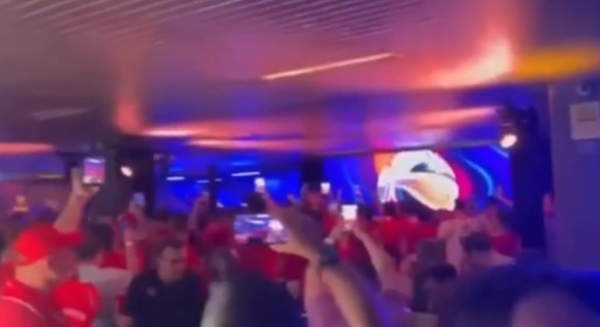 Video: «Περαία μου-Περαία μου» και «Το δικό μας το σπίτι» μέσα στο ΟΑΚΑ