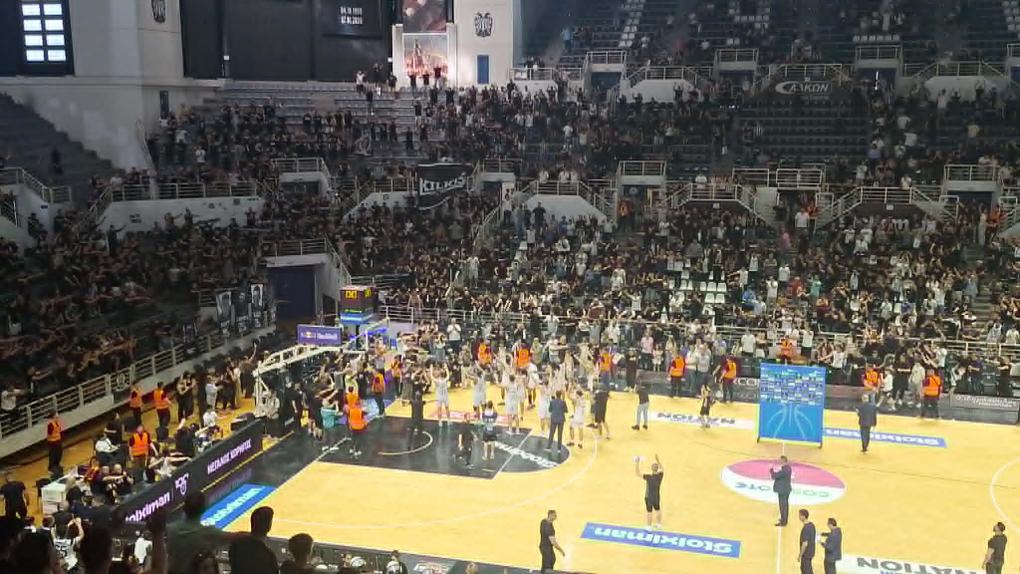 Αποθέωση για τους παίκτες του ΠΑΟΚ και τον Παντελή Μπούτσκο στο Παλατάκι (vid)