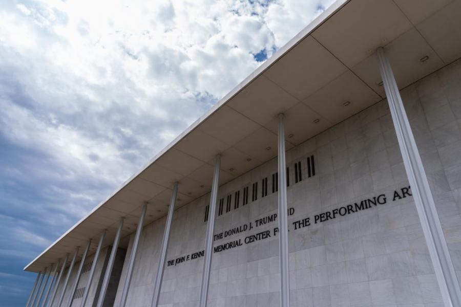 ΗΠΑ: Δικαστήριο διέταξε να αφαιρεθεί το όνομα του Τραμπ από το Κέντρο Κένεντι