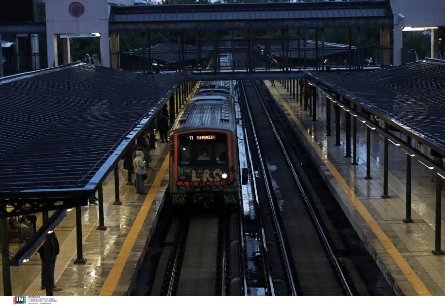 Ποιος τρέχει στις κυλιόμενες...: Μπήκε στις γραμμές του τρένου στην Ομόνοια για να περάσει στην απέναντι αποβάθρα