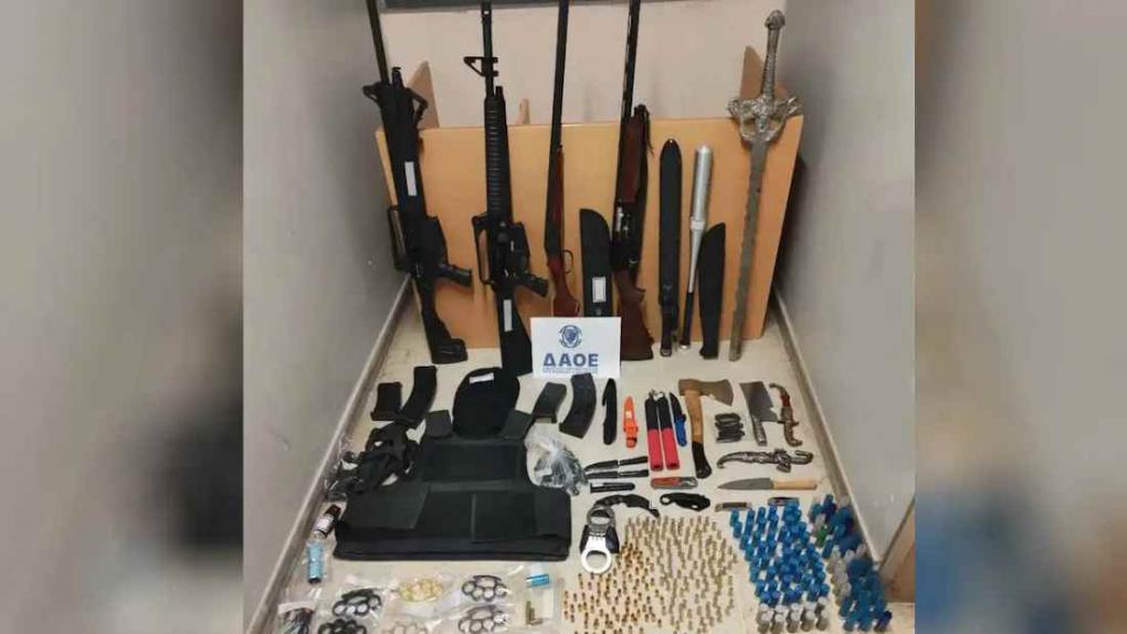 Άνδρας στην Πάτρα ανέβαζε ένα ολόκληρο οπλοστάσιο σε φωτογραφίες και βίντεο στα social media και συνελήφθη