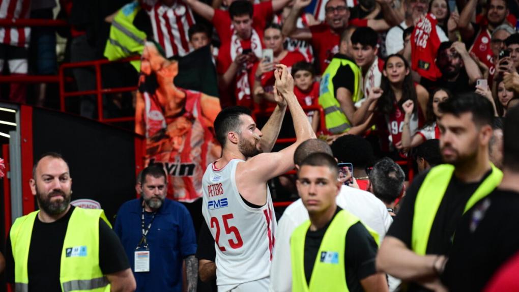 Οπαδοί του Ολυμπιακού πήγαν στο σπίτι του Πίτερς για να τον πείσουν να μείνει!