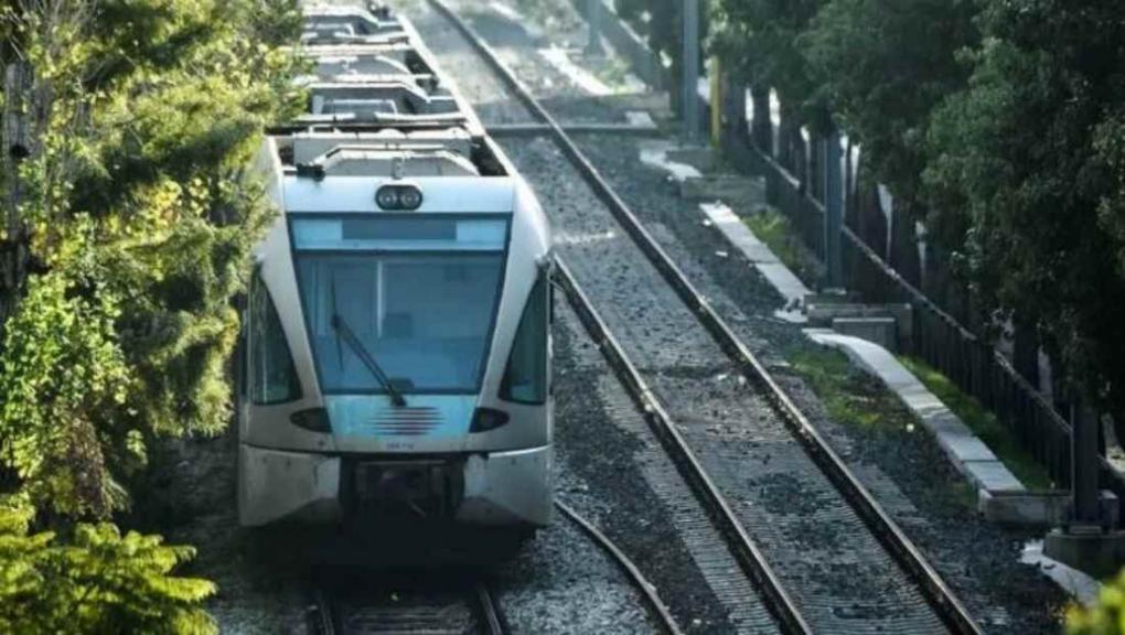 Hellenic Train: Ταλαιπωρία για τους επιβάτες του Προαστιακού λόγω φωτιάς στον Ασπρόπυργο