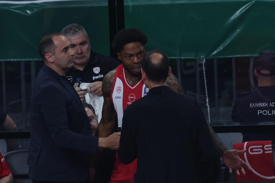 Μίνι ένταση ανάμεσα σε Μπαρτζώκα και Ταϊρίκ Τζόουνς