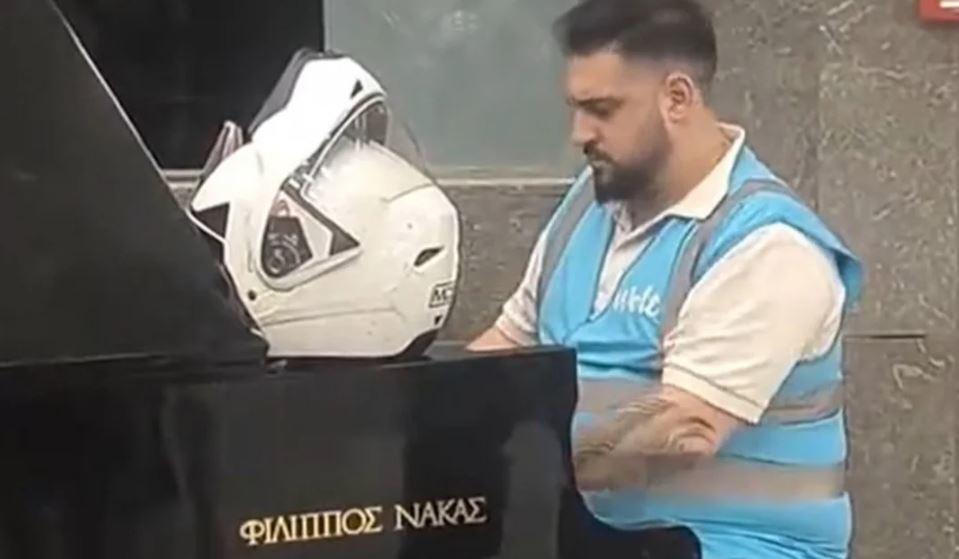 Viral ο διανομέας που μάγεψε το κοινό στο μετρό Συντάγματος παίζοντας Μητροπάνο στο πιάνο (vid)